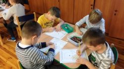 Zadania grafomotoryczne z misiem - chłopcy z grupy "Sówek"